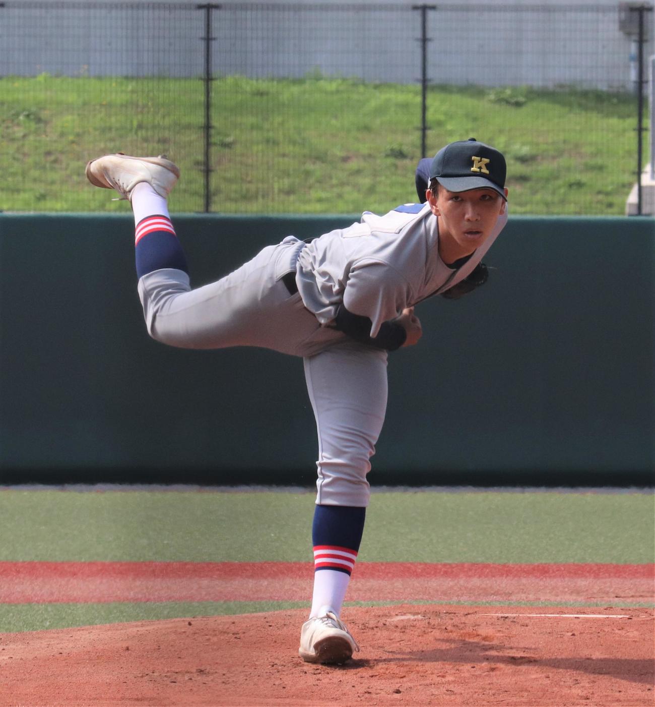 橘対慶応　先発し力投する慶応・小宅（撮影・星夏穂）