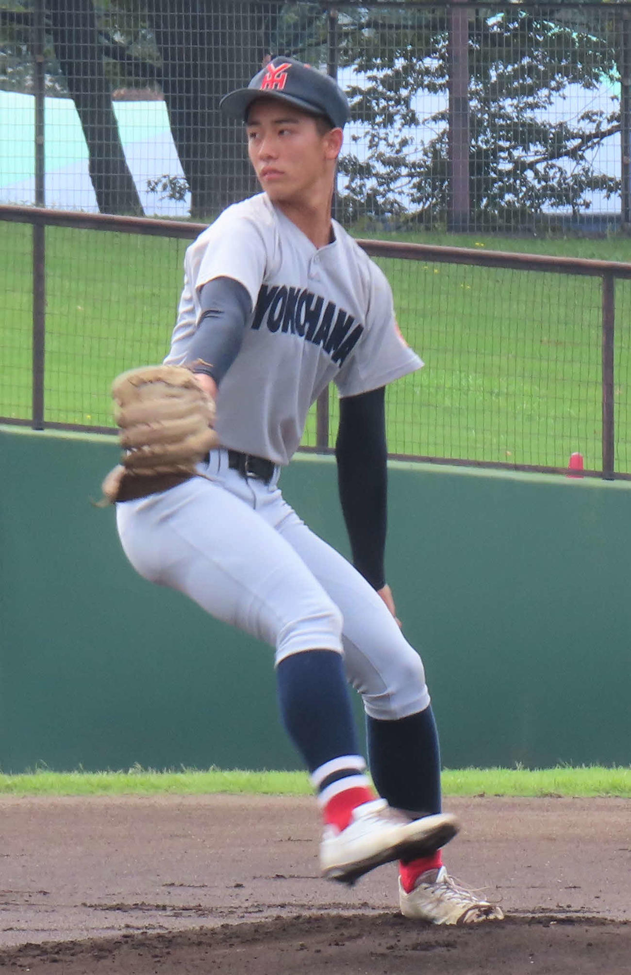 平塚学園対横浜　横浜先発の奥村頼（撮影・佐瀬百合子）