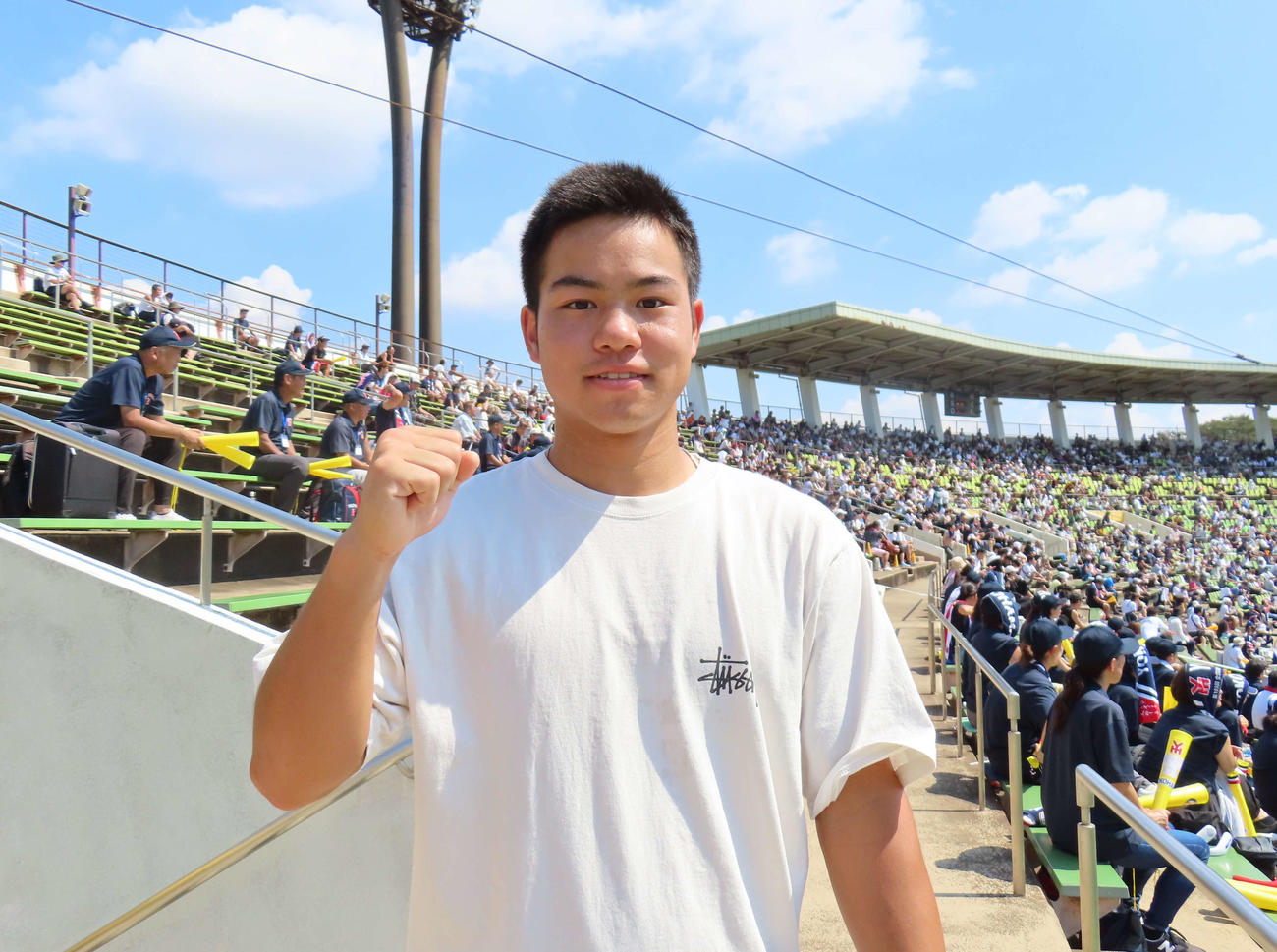 平塚学園対横浜　後輩の応援にかけつけた、U18世界一の緒方（撮影・佐瀬百合子）