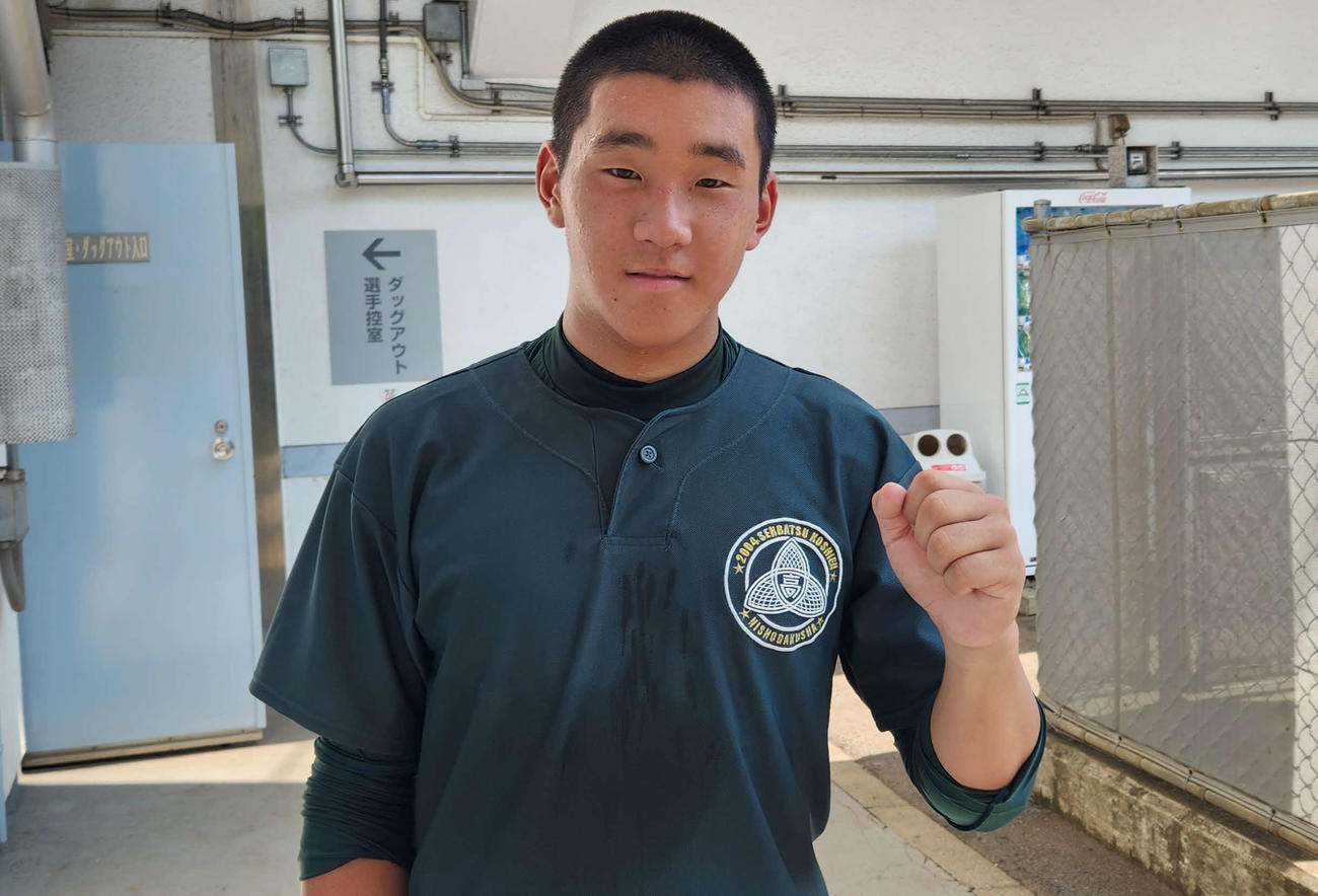 二松学舎大付－帝京　帝京打線をわずか2安打無失点に抑えガッツポーズを見せる二松学舎大付、先発の祖父江（撮影・保坂淑子）