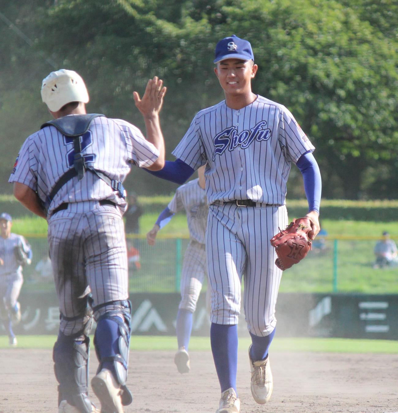 完投勝ちで喜ぶ須磨翔風・槙野（右）と西田（撮影・柏原誠）
