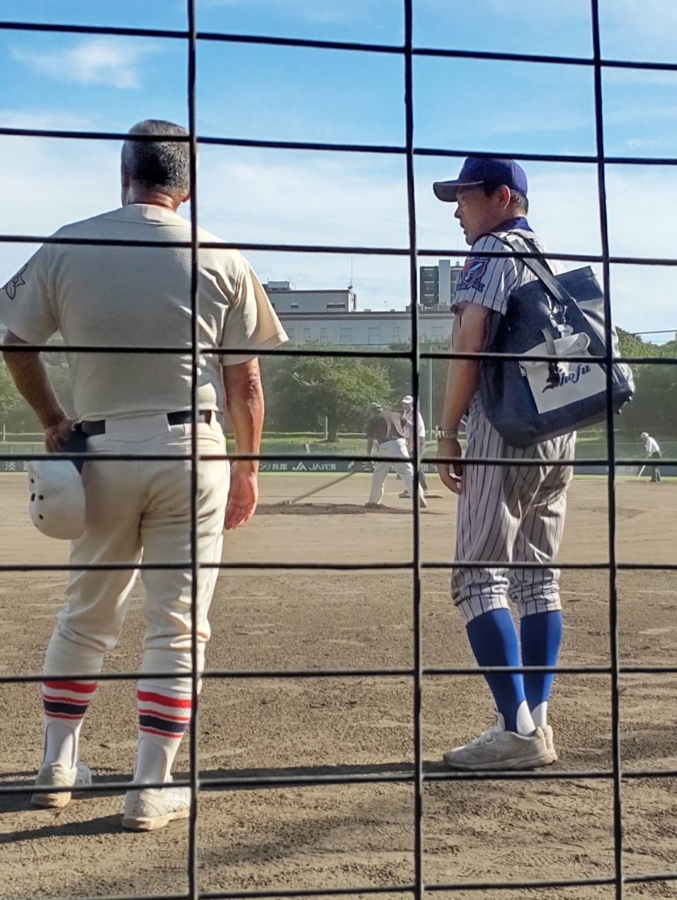 試合後に話をする東洋大姫路・岡田監督（左）と須磨翔風・中尾監督（撮影・柏原誠）
