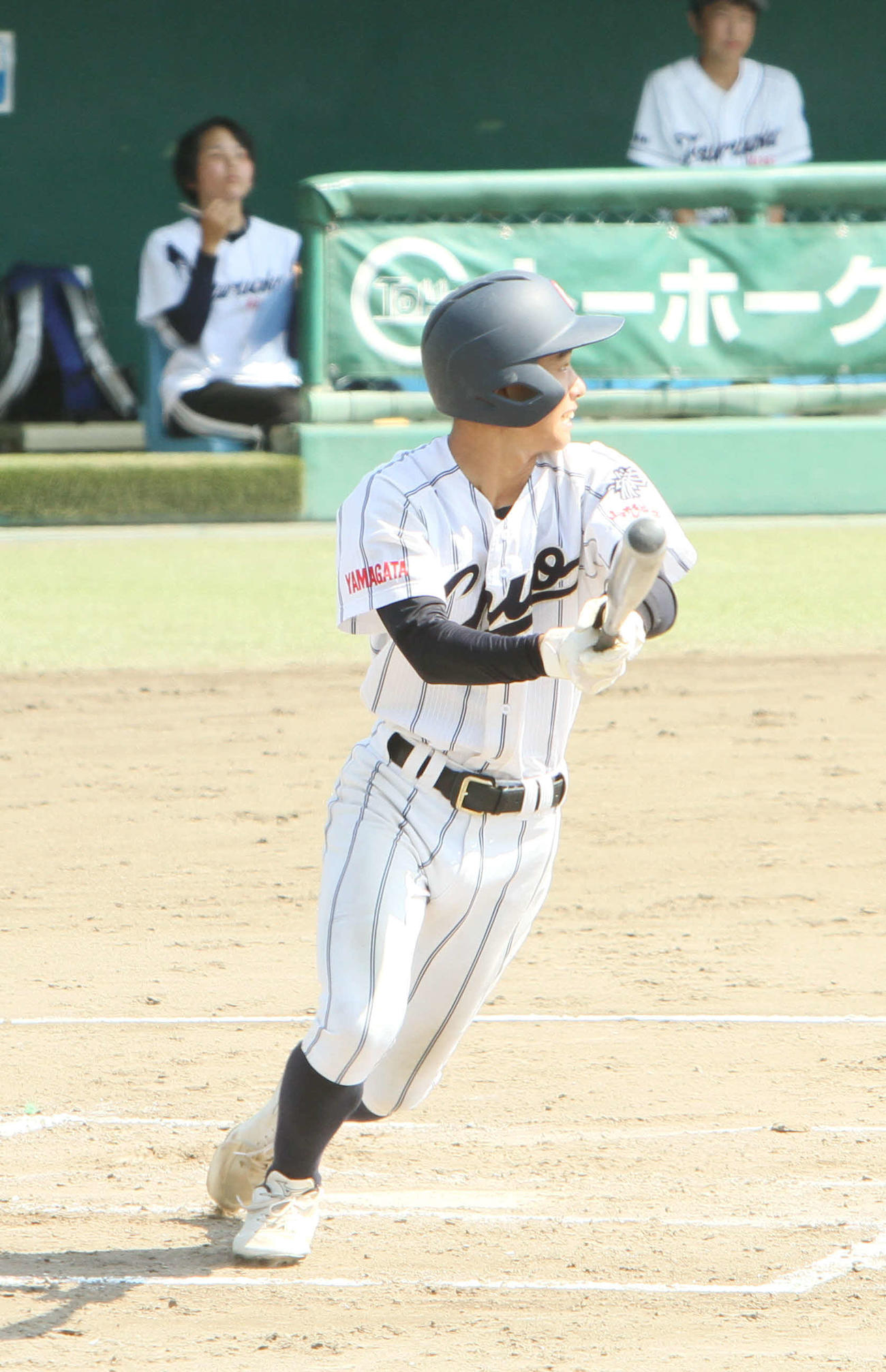 3回2死三塁、左適時打を放つ山形中央・小坂