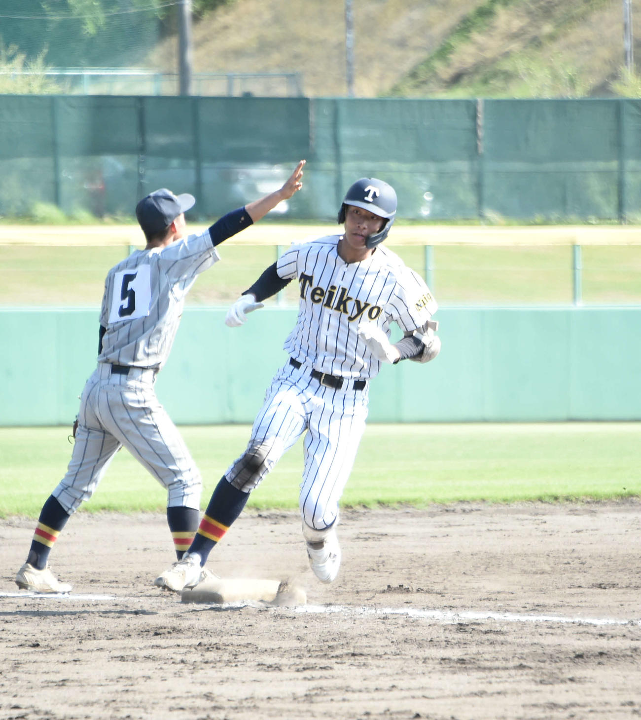 帝京長岡は4－0の7回裏2死二、三塁、4番茨木が右中間に長打を放ち、三塁を回る