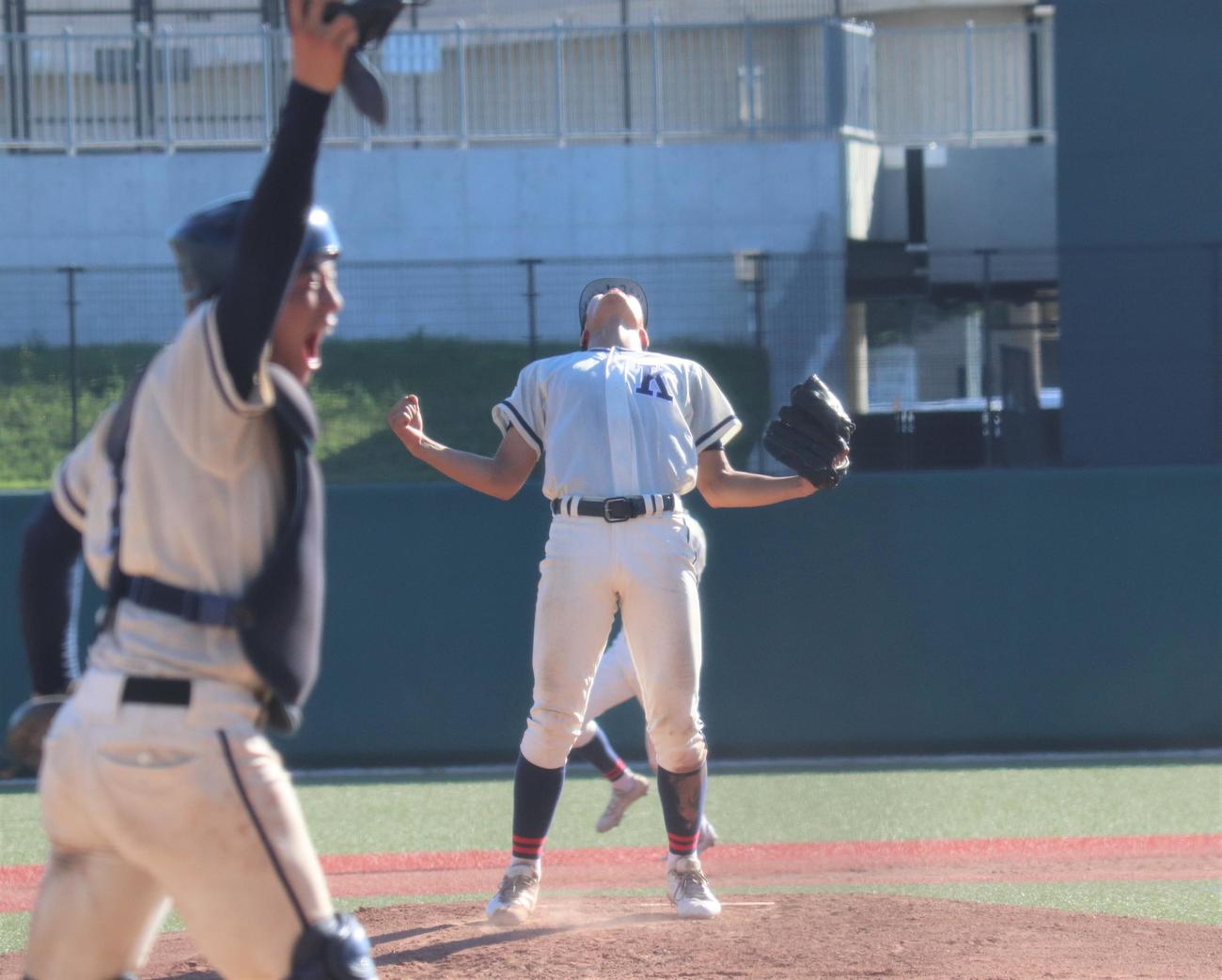 鎌倉学園対日大高　2番手で登板した鎌倉学園・面本（奥）（撮影・星夏穂）