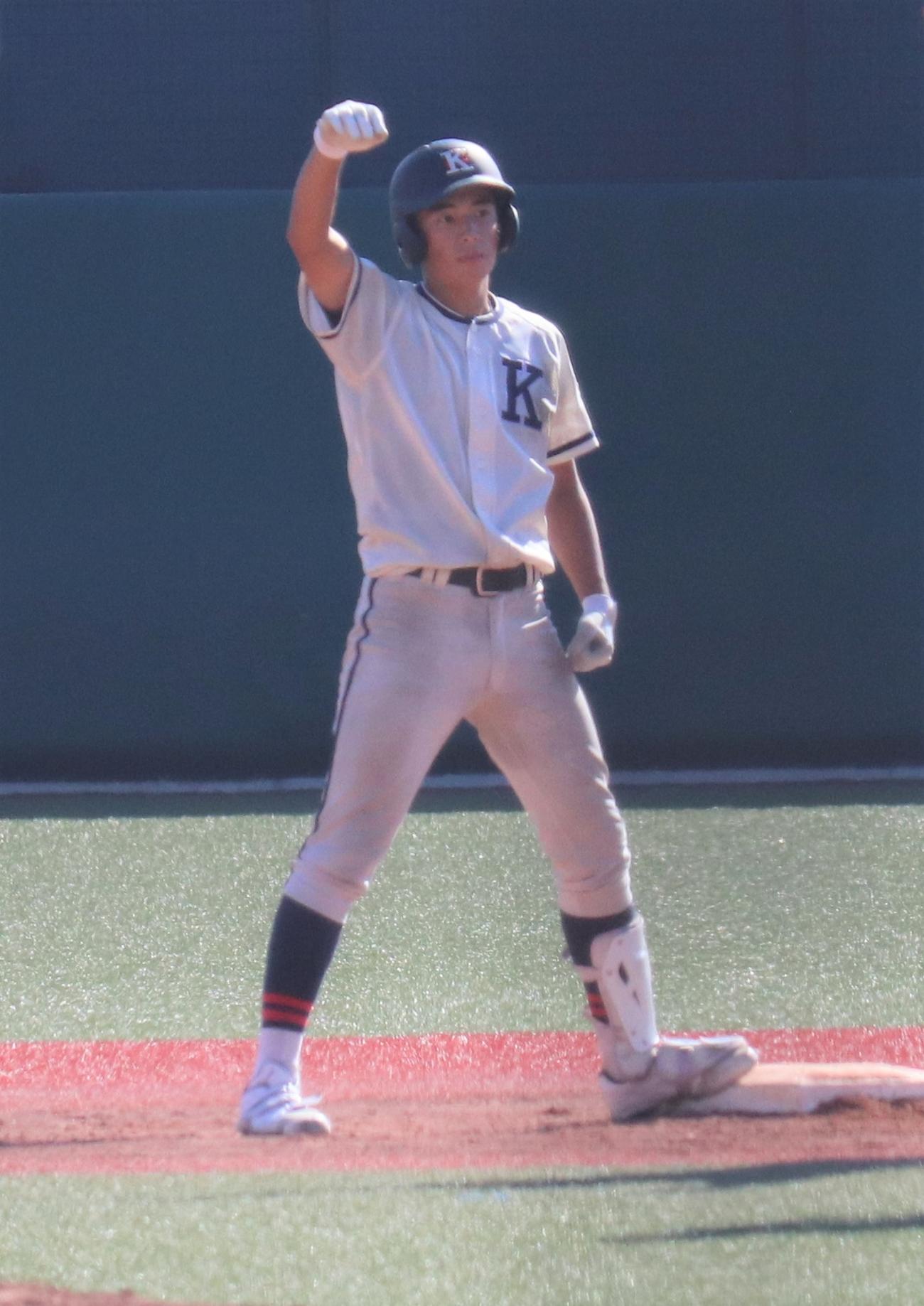 鎌倉学園対日大高　9回表2死一塁　中越え適時二塁打を放ちベンチに向かってガッツポーズをする永松（撮影・星夏穂）