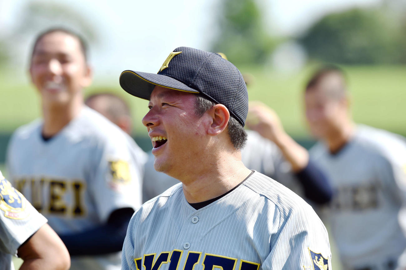 東北対仙台育英　試合後、応援席へのあいさつを終え、笑顔でベンチに引き揚げる仙台育英・須江監督（撮影・相沢孔志）