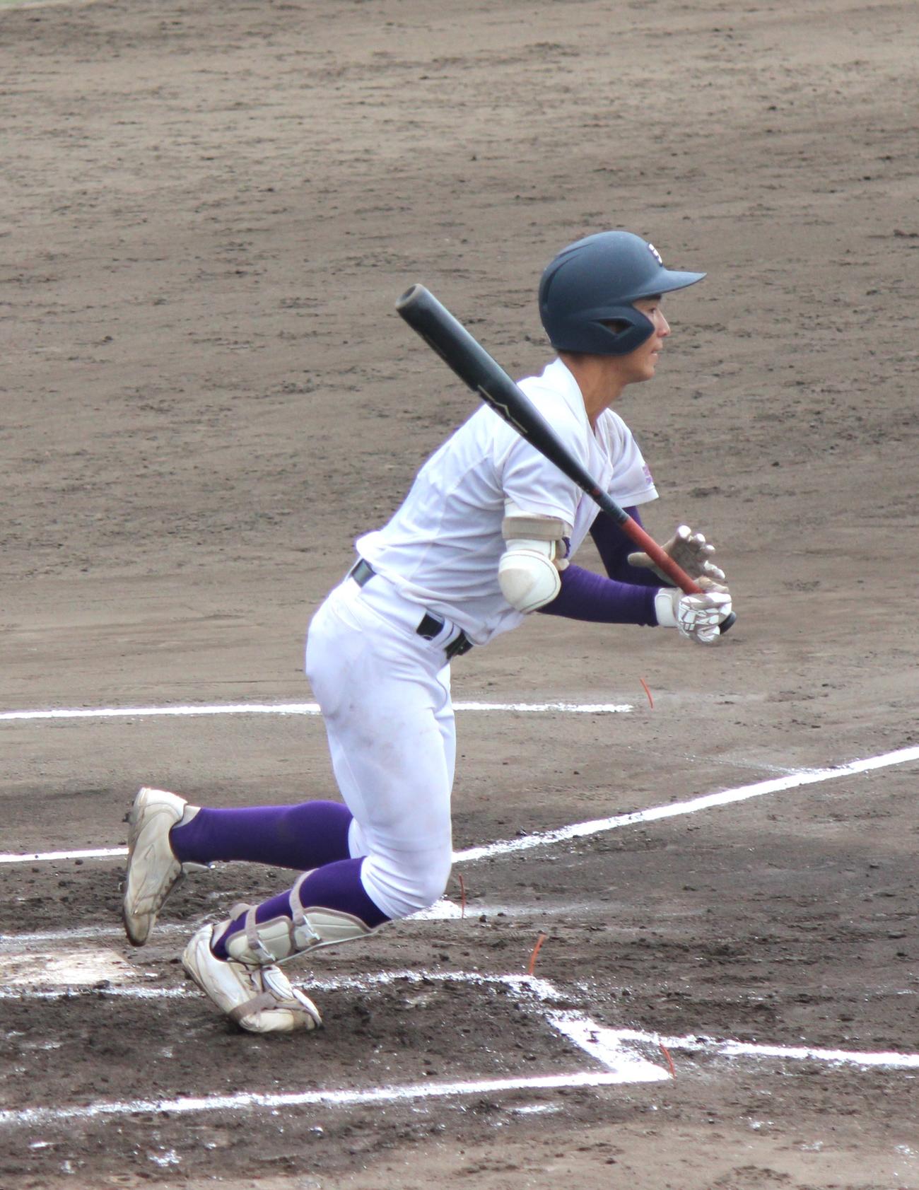 6回、二塁内野安打を放つ天理・松本（撮影・柏原誠）