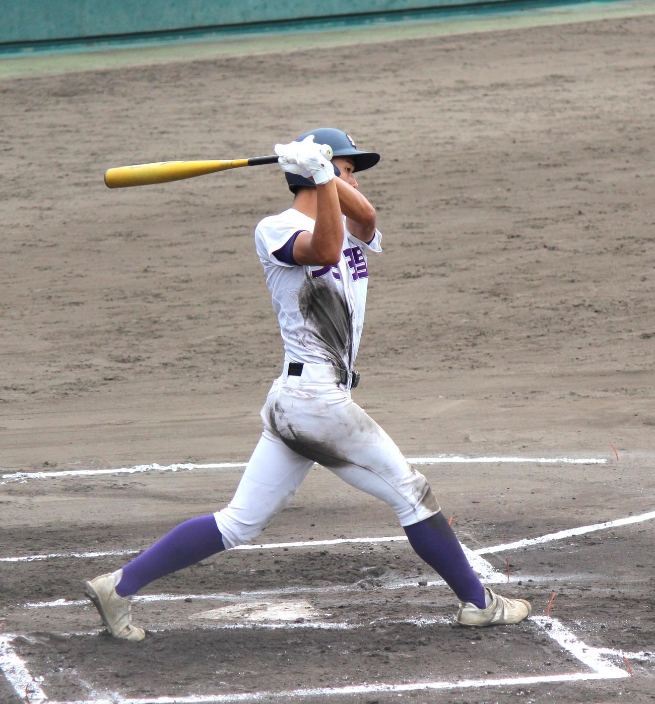 6回、右翼線二塁打を放つ天理・大谷（撮影・柏原誠）