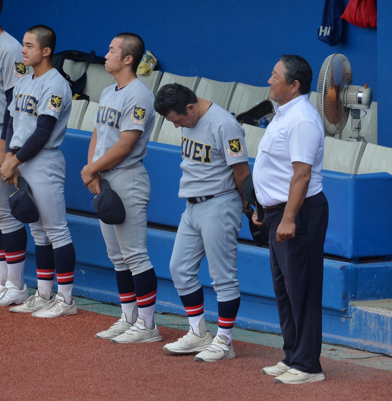 東陵対仙台育英　準々決勝で東陵に1－2で敗れ、下を向く須江監督（中央）（撮影・濱本神威）
