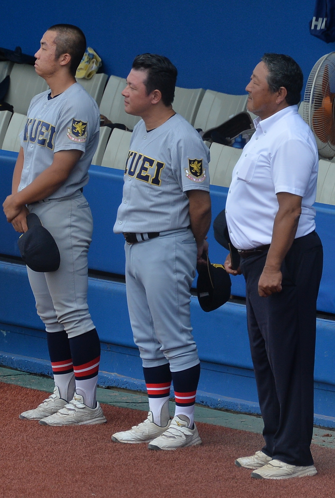 東陵対仙台育英　準々決勝で東陵に1－2で敗れ、静かに相手校の校歌を聴く須江監督（中央）（撮影・濱本神威）