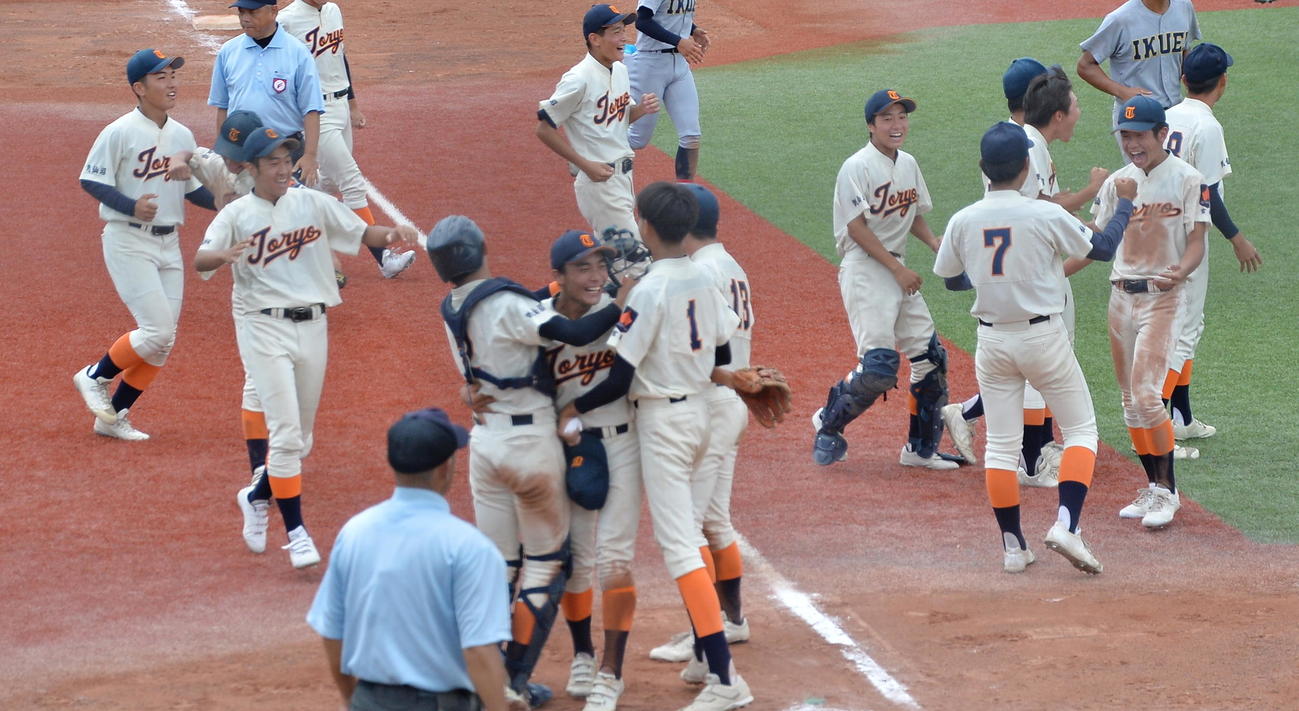 東陵対仙台育英　準々決勝で仙台育英に2－1で勝利し、歓喜する東陵ナイン（撮影・濱本神威）