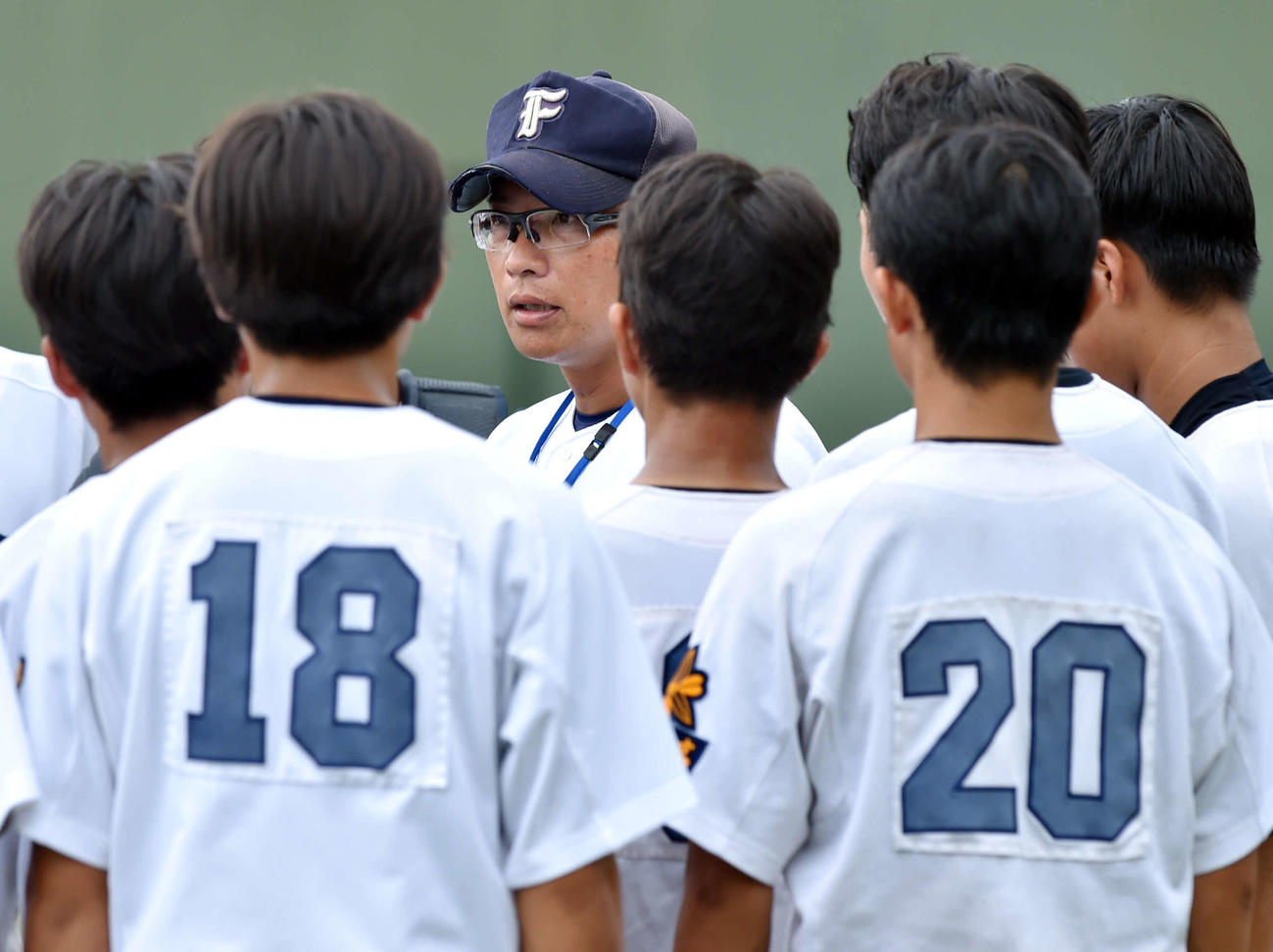 仙台三対仙台一　試合後、グラウンドで選手に指示を与える仙台一・千葉監督（後方）（撮影・相沢孔志）