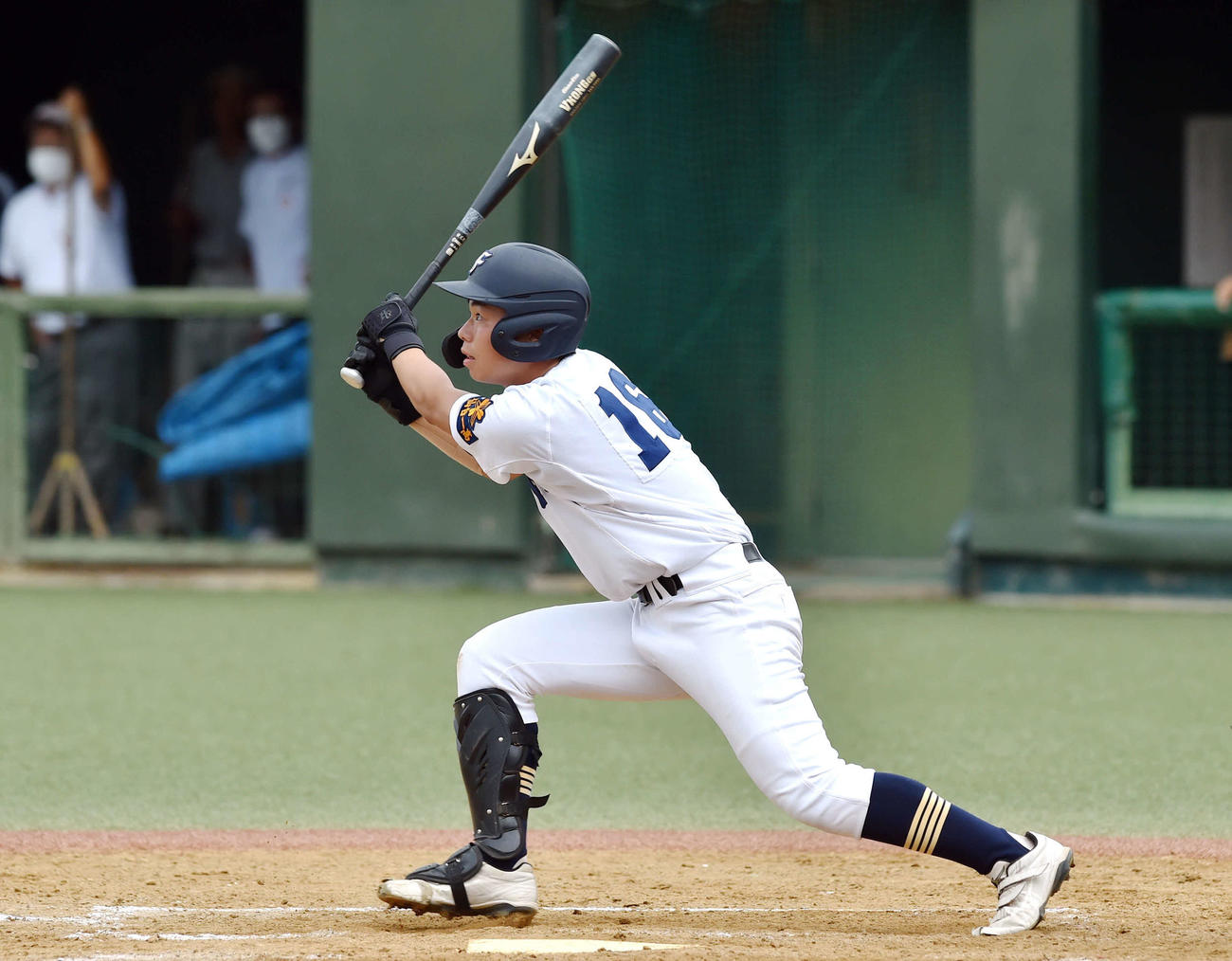 5回、先制中前適時打を放つ仙台一・菅井