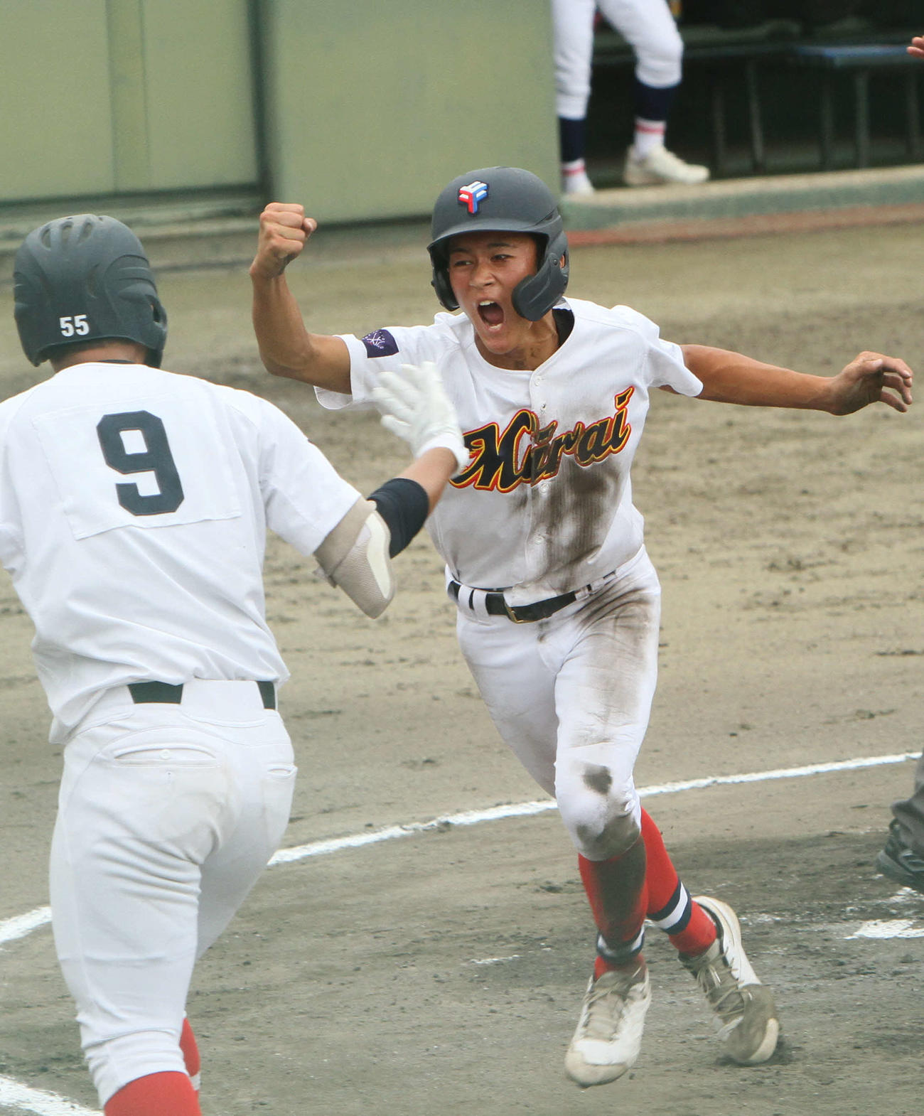 6回、ガッツポーズで勝ち越しの生還をするふたば未来学園・草野（右）