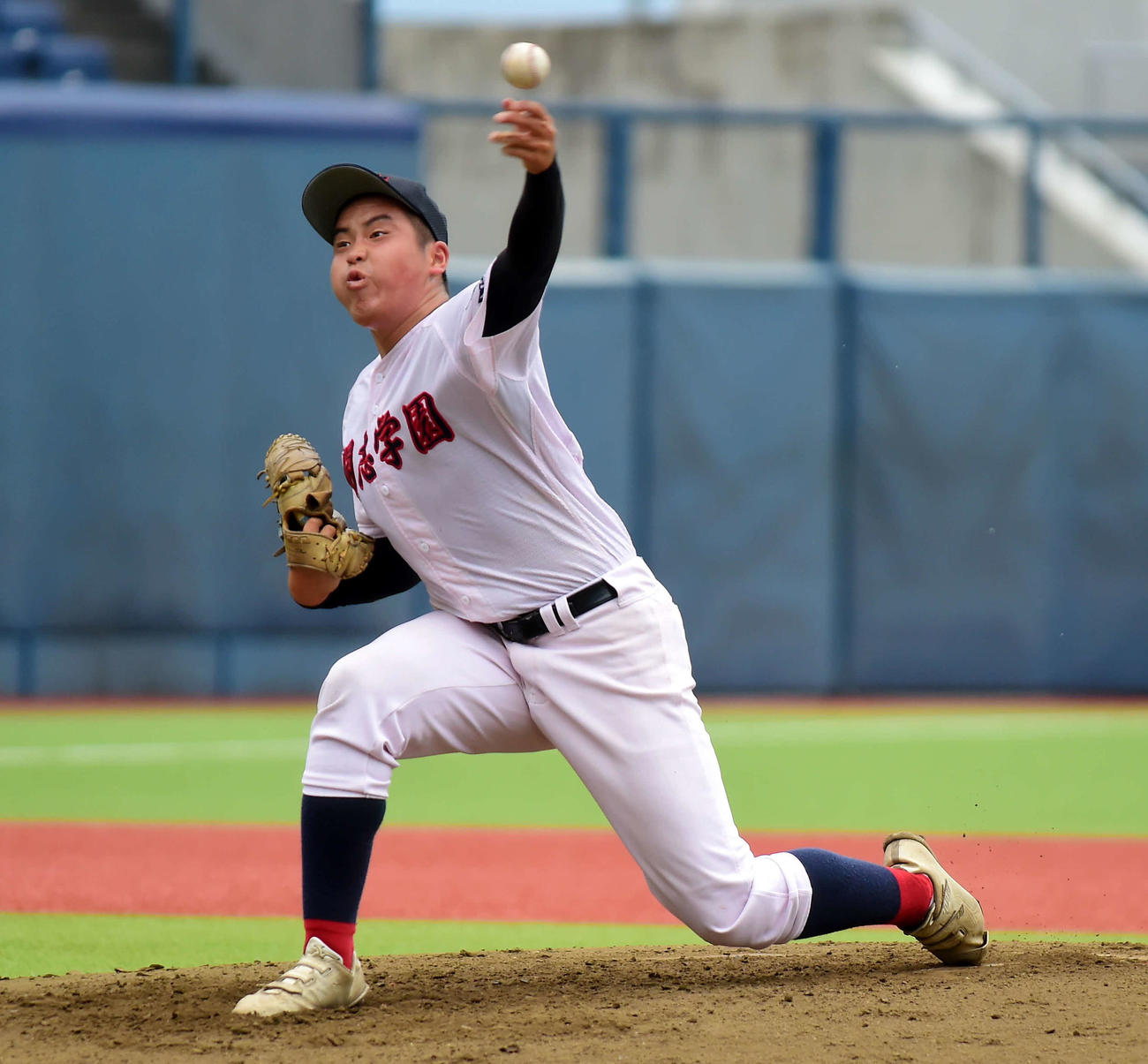 力を込めて投げる開志学園の先発・緑川