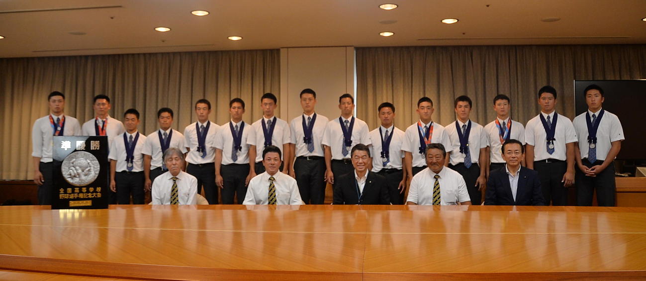 宮城県庁を訪れた仙台育英ナインは、村井嘉浩県知事（中央下）と記念撮影