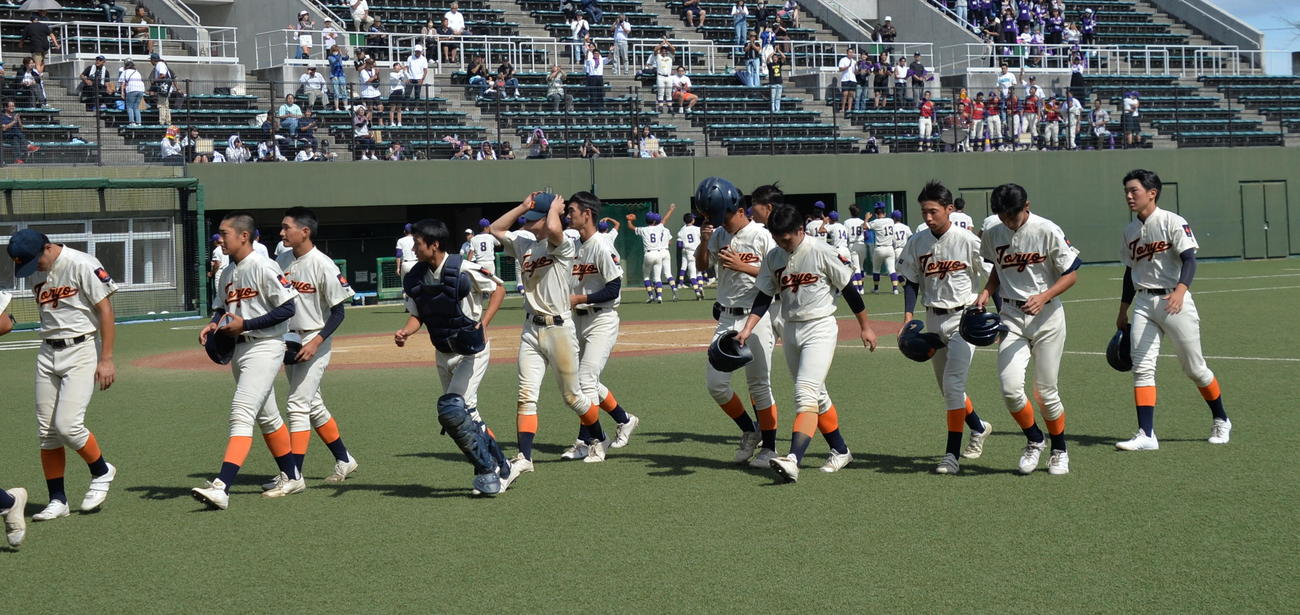 古川学園対東陵　逆転負けを喫し、肩を落とす東陵ナイン（撮影・濱本神威）