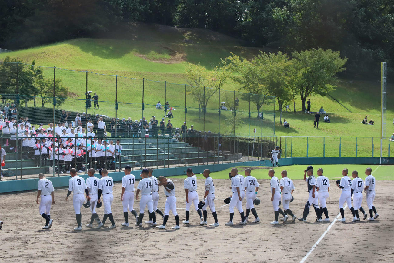 秋季京都府高校野球大会　京都精華学園対龍谷大平安　京都精華学園に敗れ肩を落とす龍谷大平安ナイン（撮影・村松万里子）