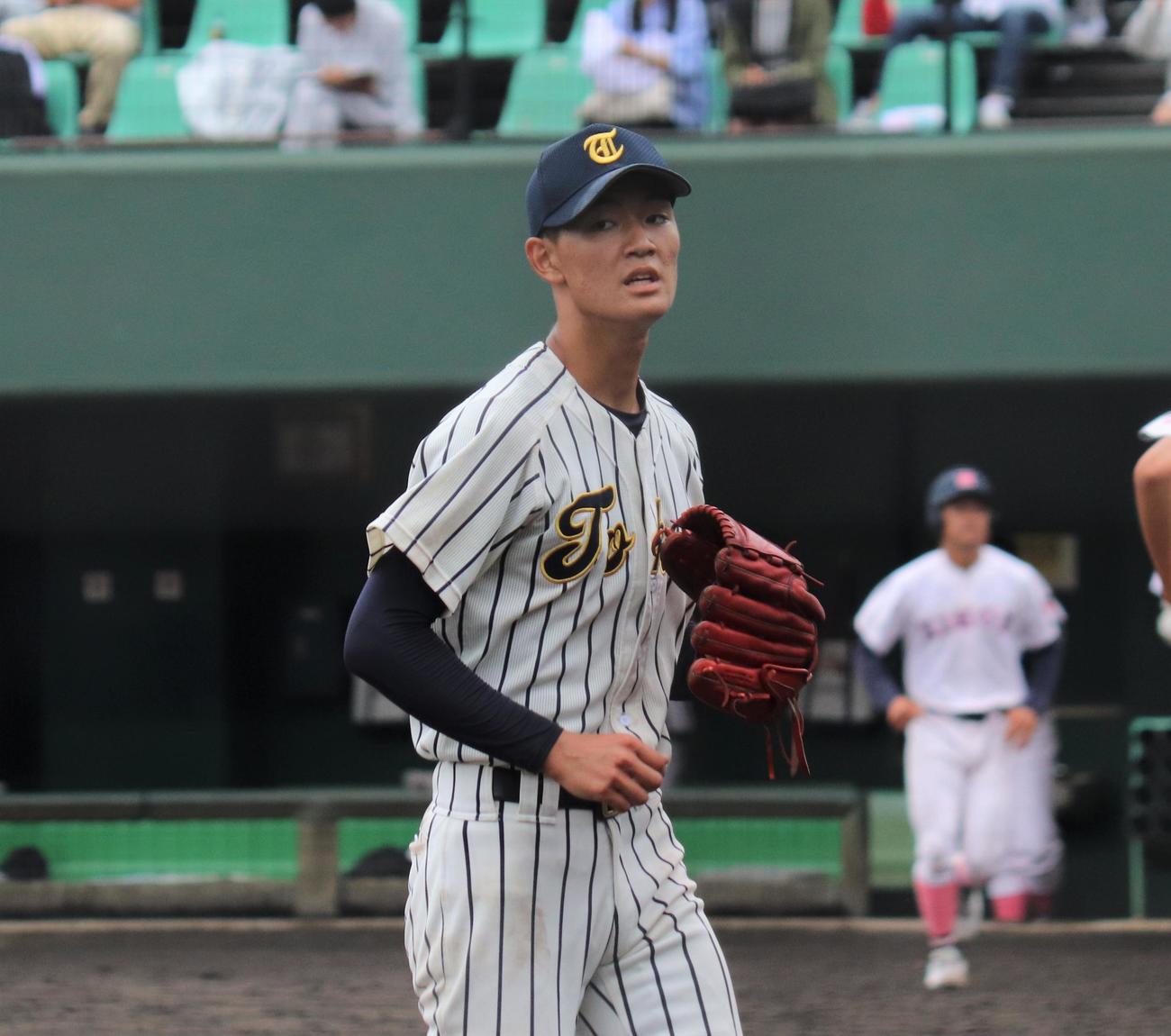 東海大相模対日大藤沢　ベンチへ戻る東海大相模・福田（撮影・星夏穂）