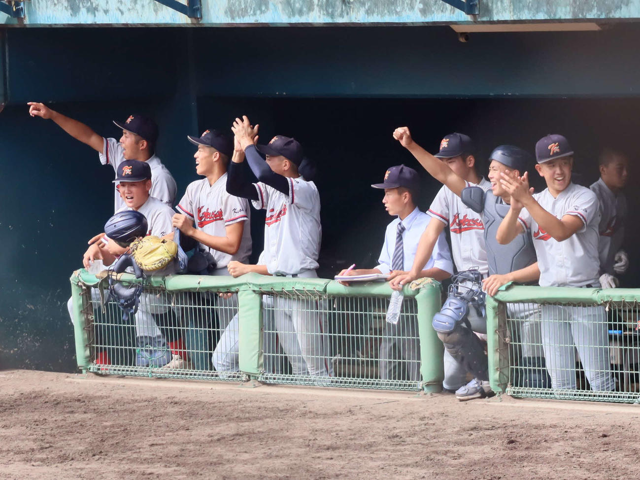 秋季京都府高校野球大会　京都国際対京都両洋　3回中崎琉生投手の2点適時打に喜ぶ京都国際ナイン（撮影・村松万里子）