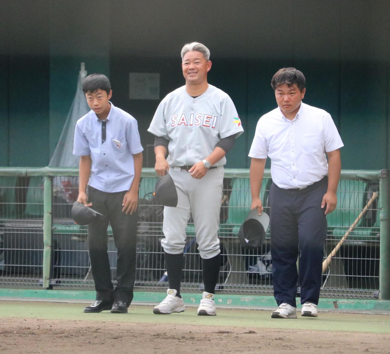 彩星工科対神戸弘陵　試合前にあいさつする彩星工科・平田監督（中央）（撮影・林亮佑）