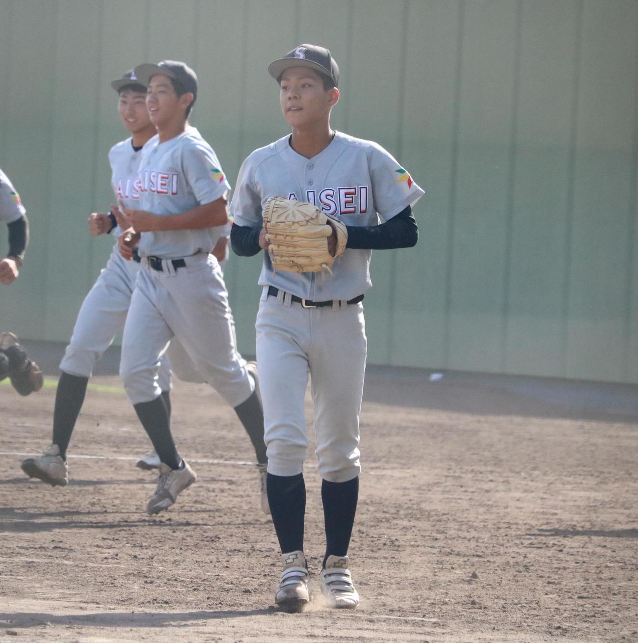 彩星工科対神戸弘陵　完投勝利を挙げ整列へと向かう彩星工科・福富耀平（撮影・林亮佑）