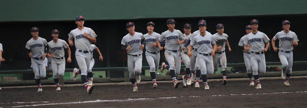 横浜商対横浜　勝利し喜ぶ横浜ナイン（撮影・星夏穂）