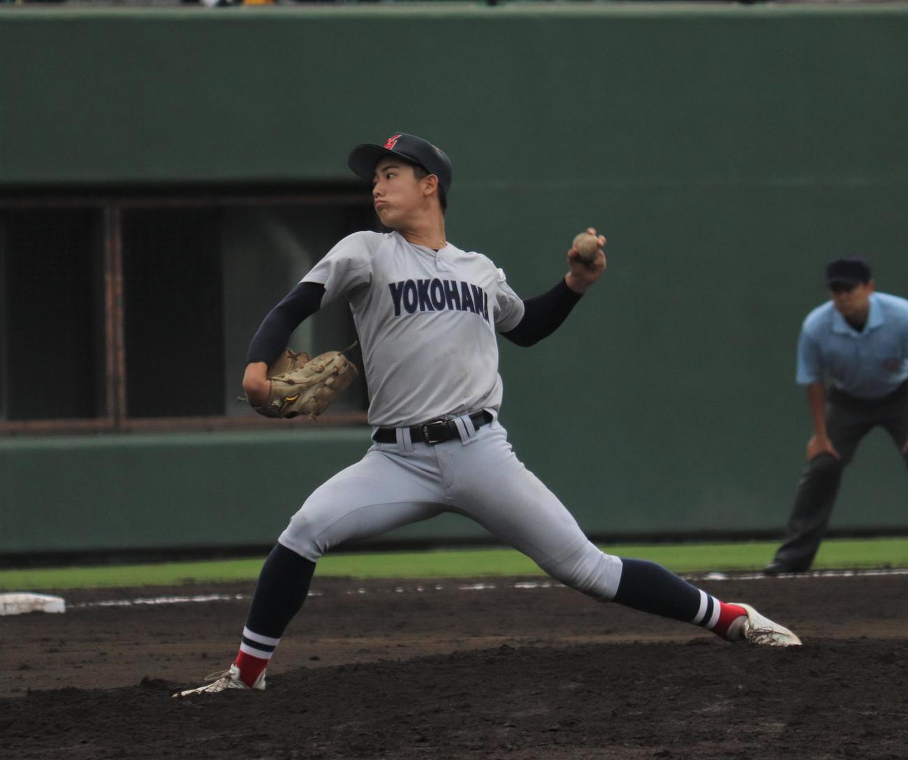 横浜商対横浜　3番手で登板した横浜・奥村頼（撮影・星夏穂）