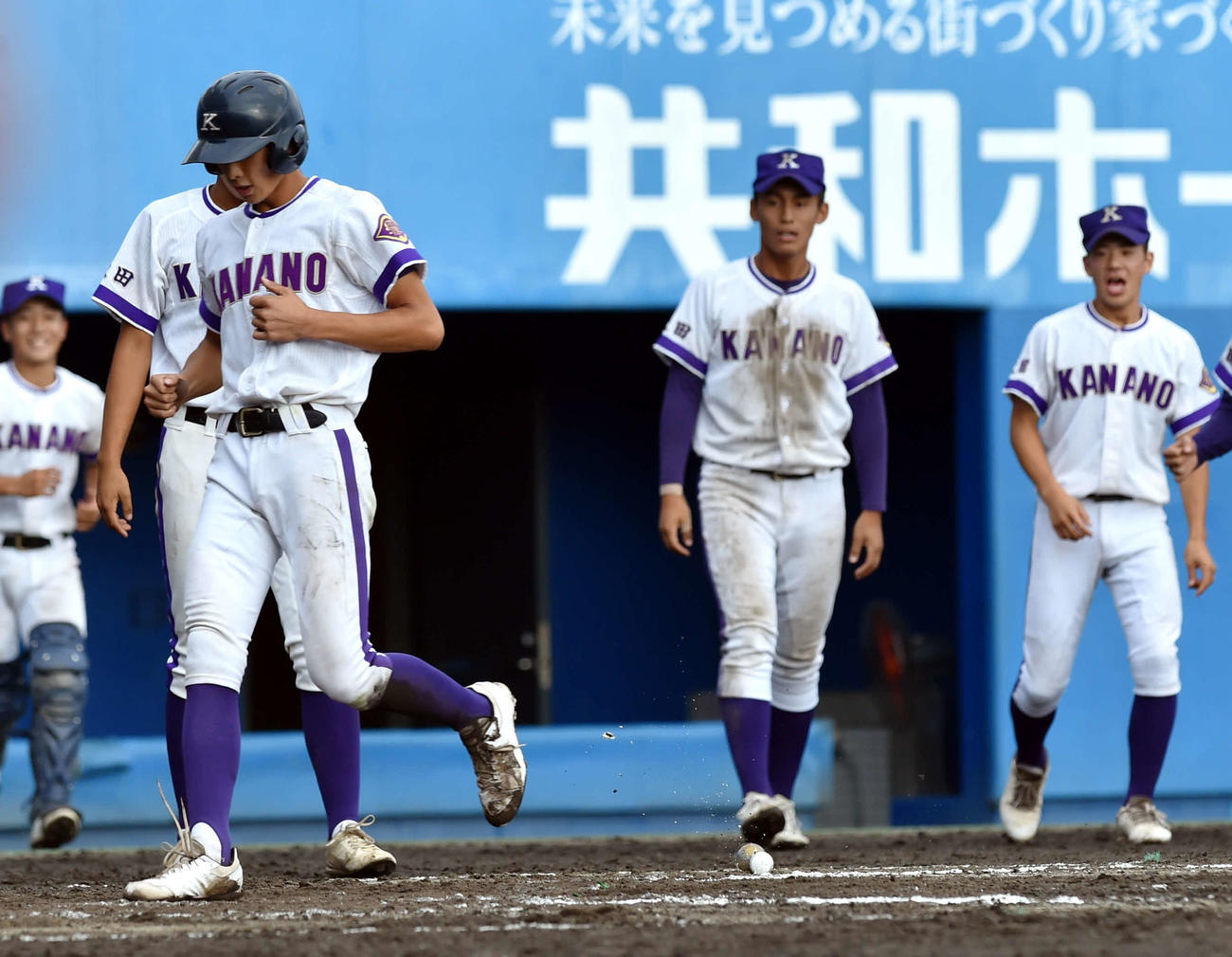 本荘対金足農　10回裏金足農無死満塁、サヨナラ勝ちを決めるホームを踏む進藤（左）（撮影・相沢孔志）