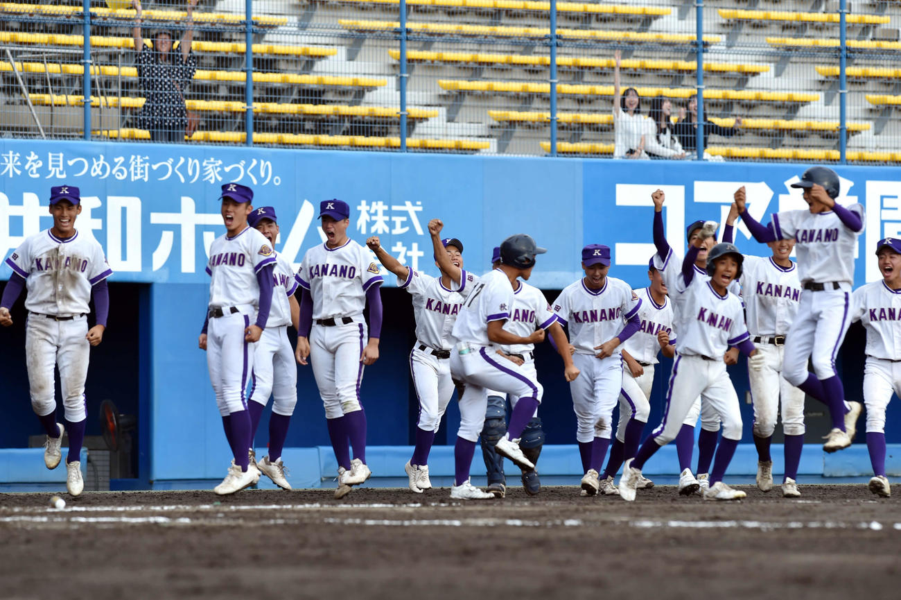 10回、サヨナラ勝ちを喜ぶ金足農ナイン