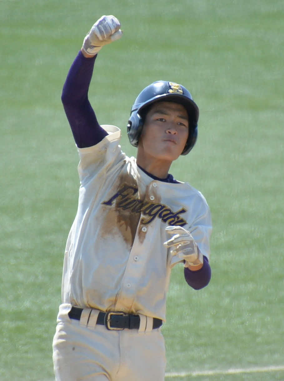 9回、決勝適時二塁打を放ち、ガッツポーズする古川学園・高島
