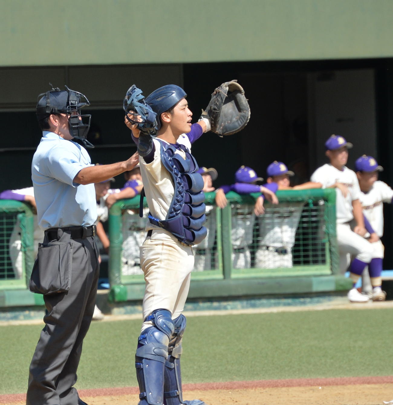 古川学園対東陵　9回裏2死一、三塁、ナインを落ち着ける古川学園・高島（撮影・濱本神威）