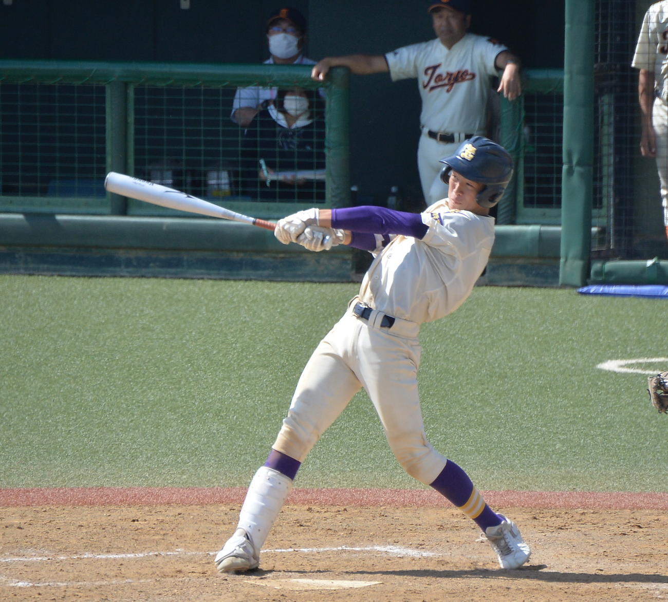 9回、中前に決勝適時打を放つ古川学園・高島