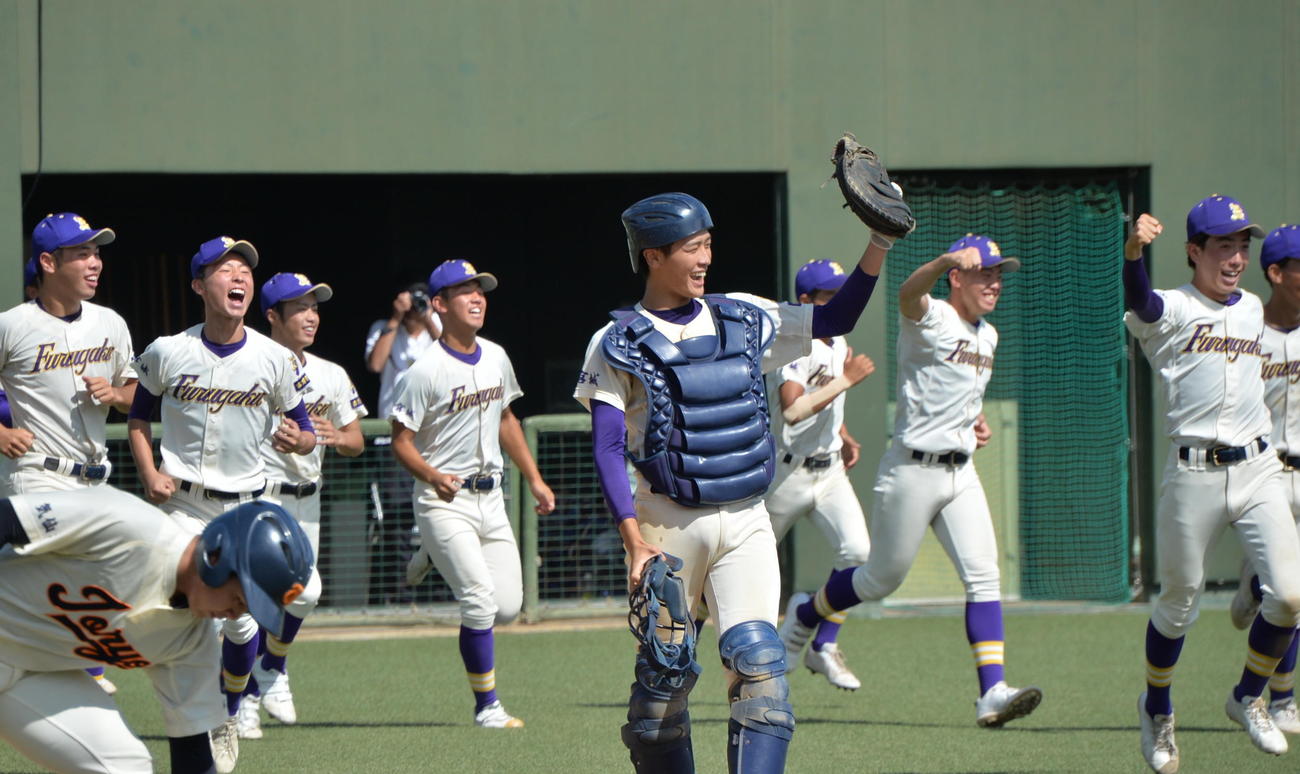 12年ぶりの東北大会出場を決め、歓喜する高島（中央）ら古川学園ナイン