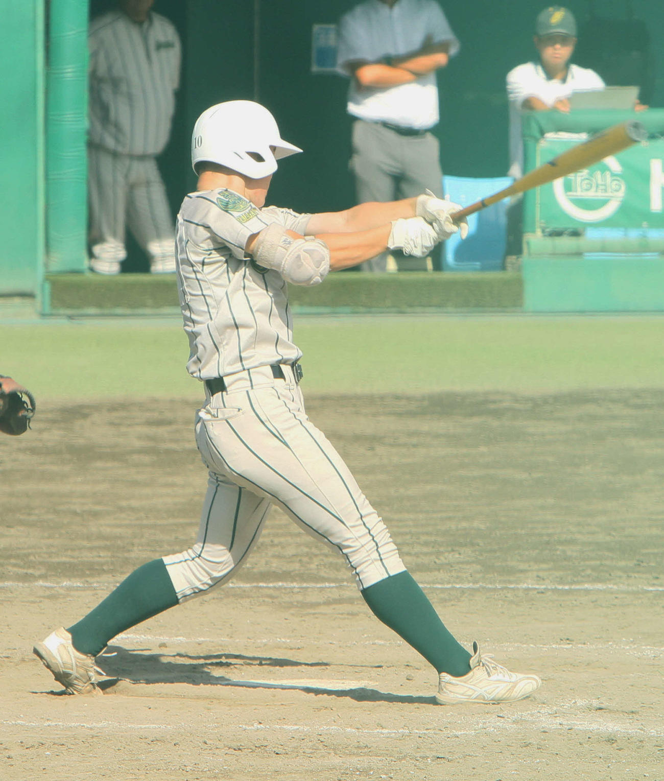 九里学園対鶴岡東　4回、先頭打者本塁打を放つ鶴岡東・桜井（撮影・木村有優）