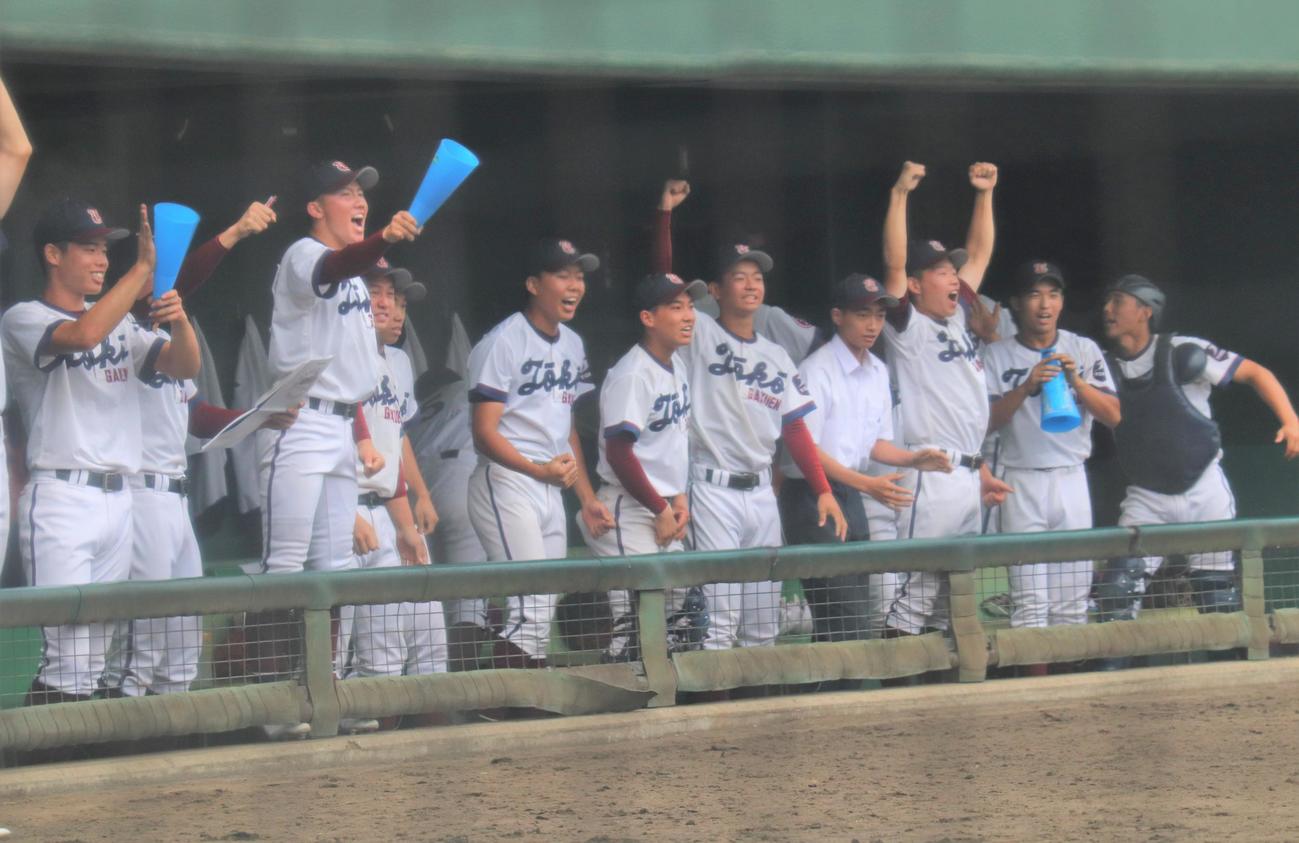 桐光学園対慶応　先制点を奪い盛り上がる桐光学園ベンチ（撮影・星夏穂）