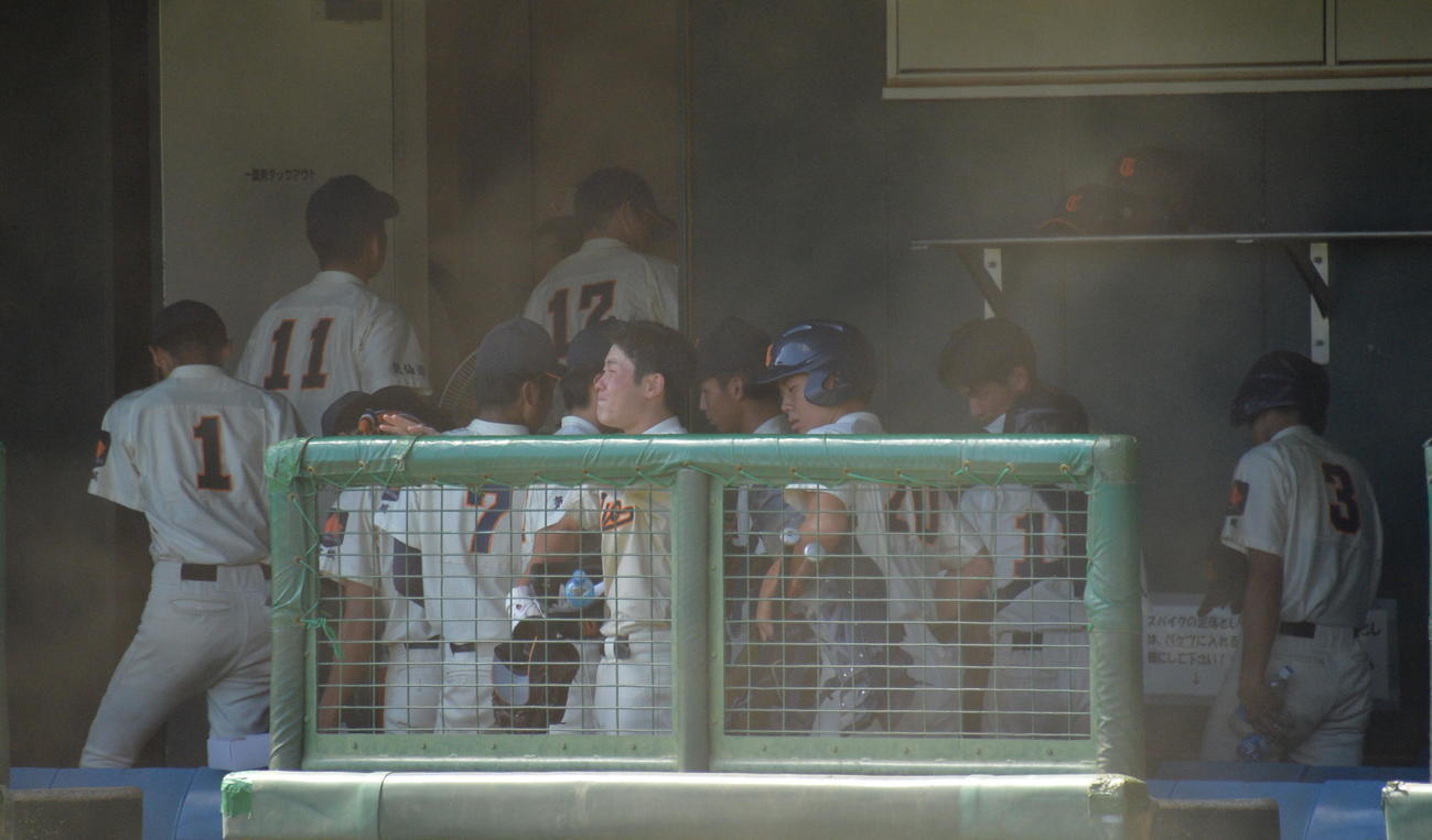 東陵対仙台一　東北大会出場を逃し、肩を落としベンチを後にする東陵ナイン（撮影・濱本神威）