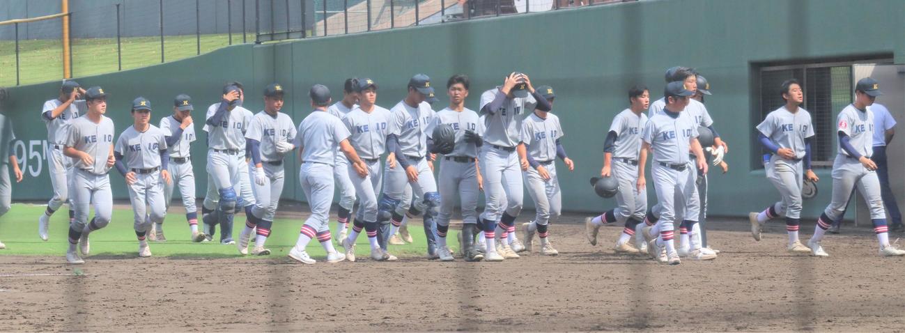 桐光学園対慶応　敗戦し肩を落とす慶応ナイン（撮影・星夏穂）