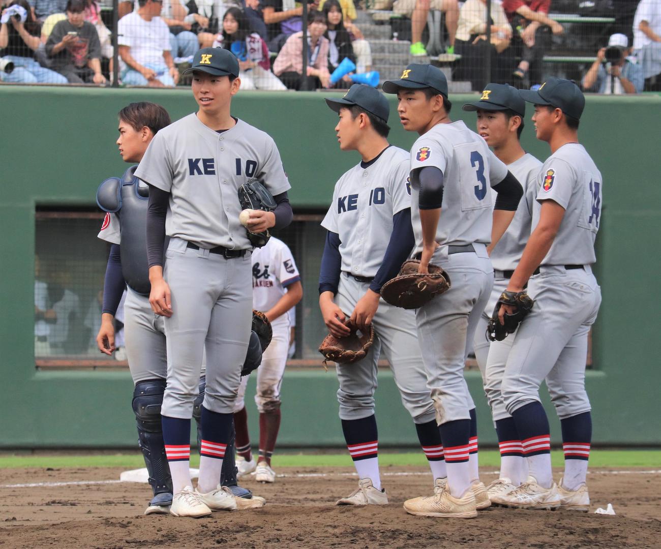 桐光学園対慶応　マウンドに集まる慶応ナイン（撮影・星夏穂）