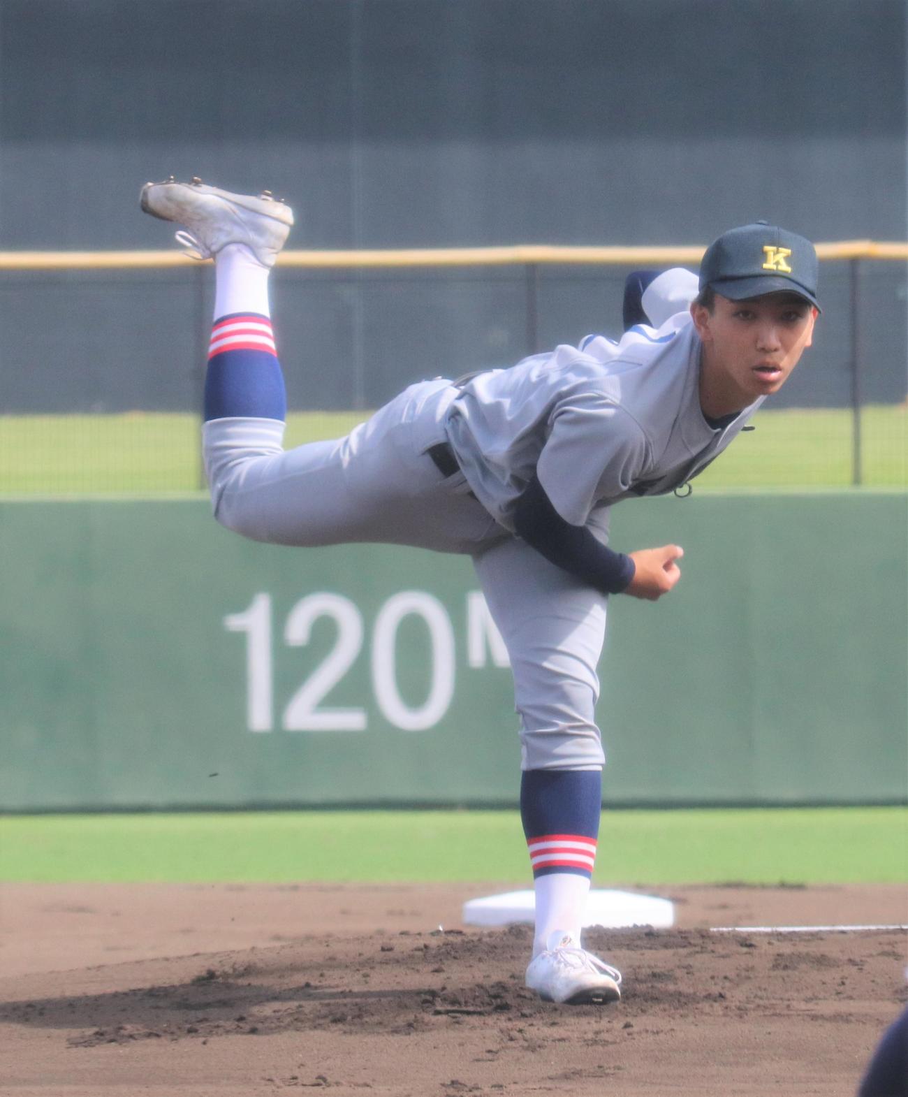 桐光学園対慶応　先発し力投する慶応・小宅（撮影・星夏穂）