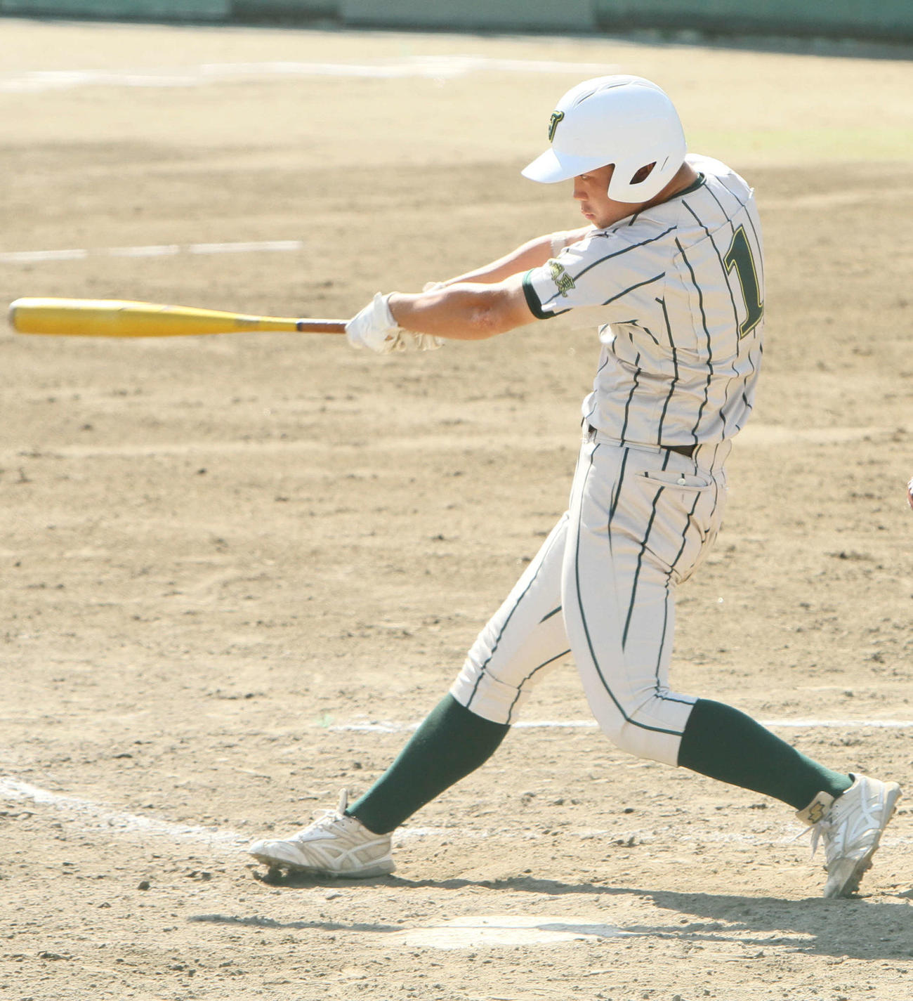 日大山形対鶴岡東　1回、1死一、二塁で、右へ先制の3ランを放つ鶴岡東・桜井（撮影・木村有優）