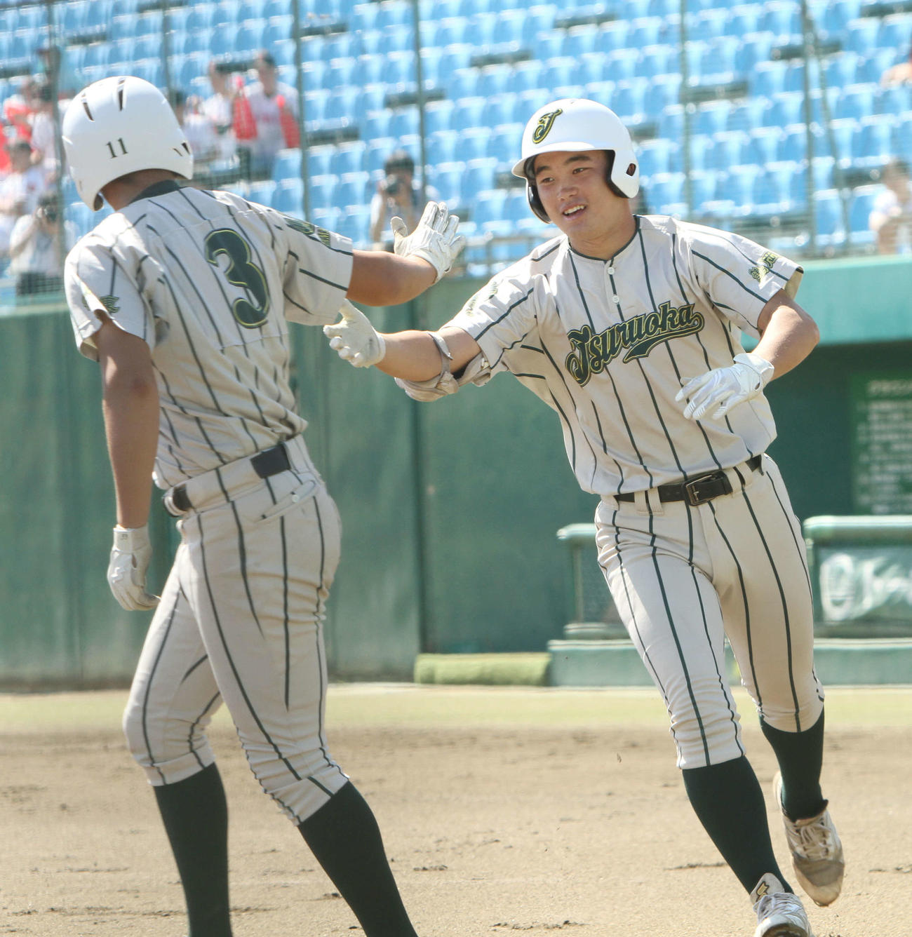 日大山形対鶴岡東　3ランを喜び鶴岡東・日下とタッチをかわす鶴岡東・桜井（右）（撮影・木村有優）