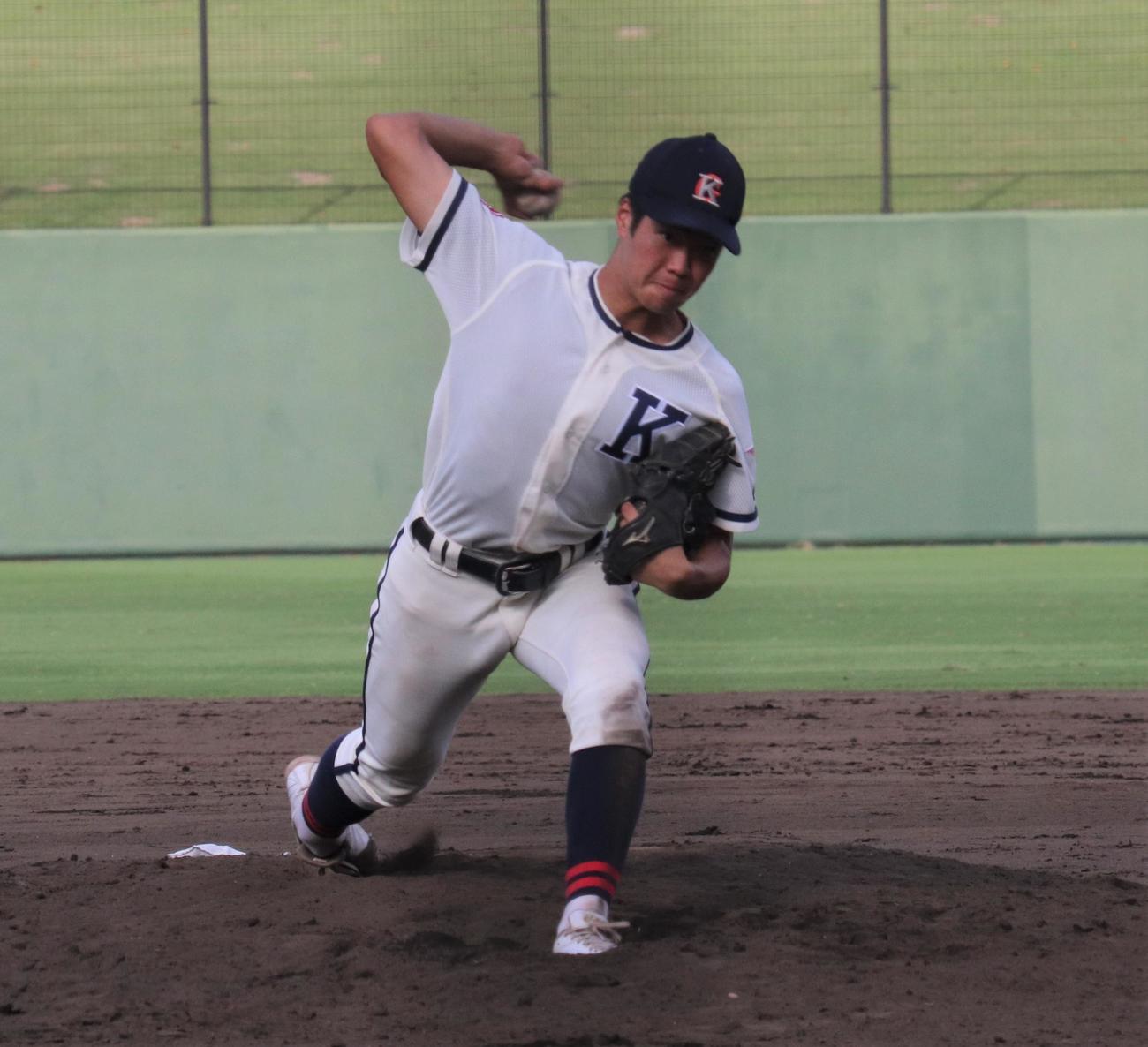 横浜創学館対鎌倉学園　先発し力投する鎌倉学園・面本（撮影・星夏穂）