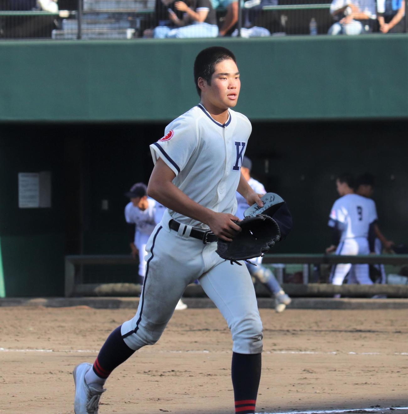 横浜創学館対鎌倉学園　ベンチへ戻る鎌倉学園・面本（撮影・星夏穂）