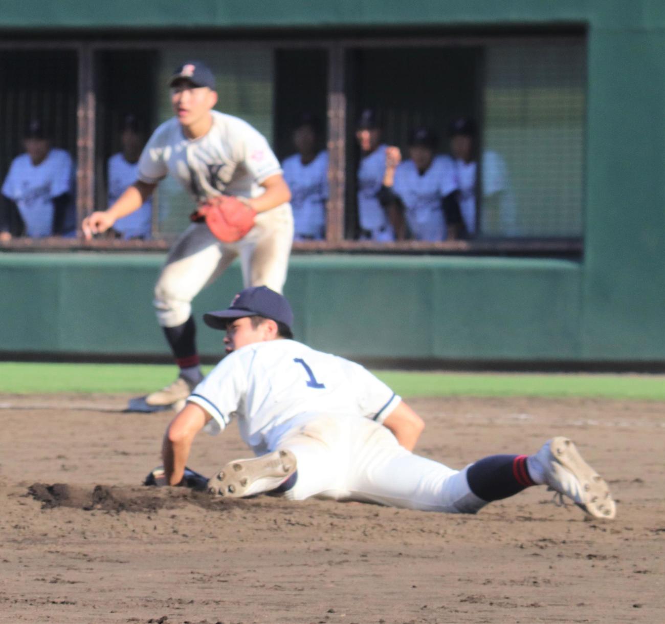 横浜創学館対鎌倉学園　最後の投球後足を滑らせた鎌倉学園・面本（撮影・星夏穂）