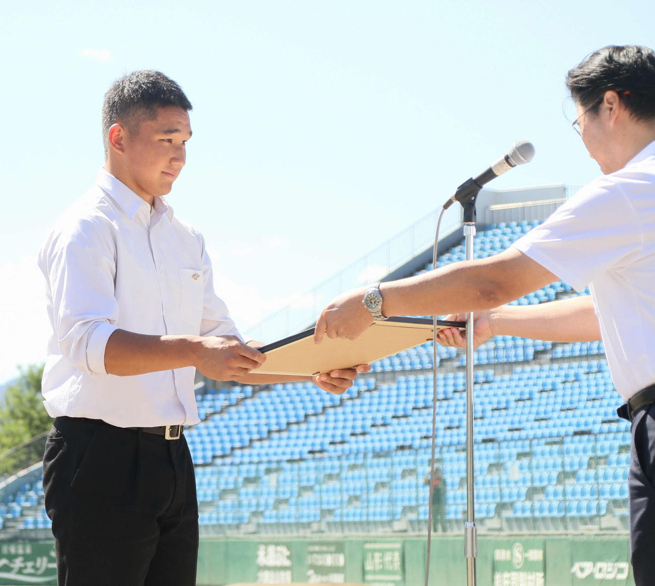 U－18日本代表での活躍を称え、山形県高野連から栄光賞を受ける武田（左）（撮影・木村有優）