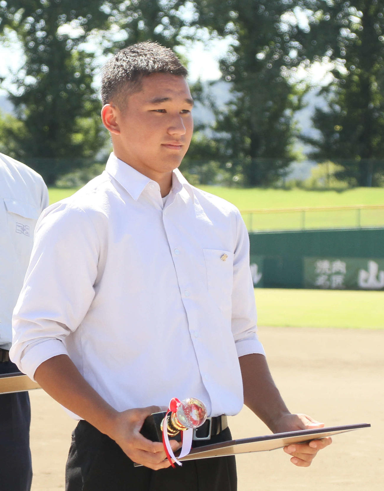 最優秀投手として山形県高野連から表彰を受ける山形中央・武田陸玖（撮影・木村有優）