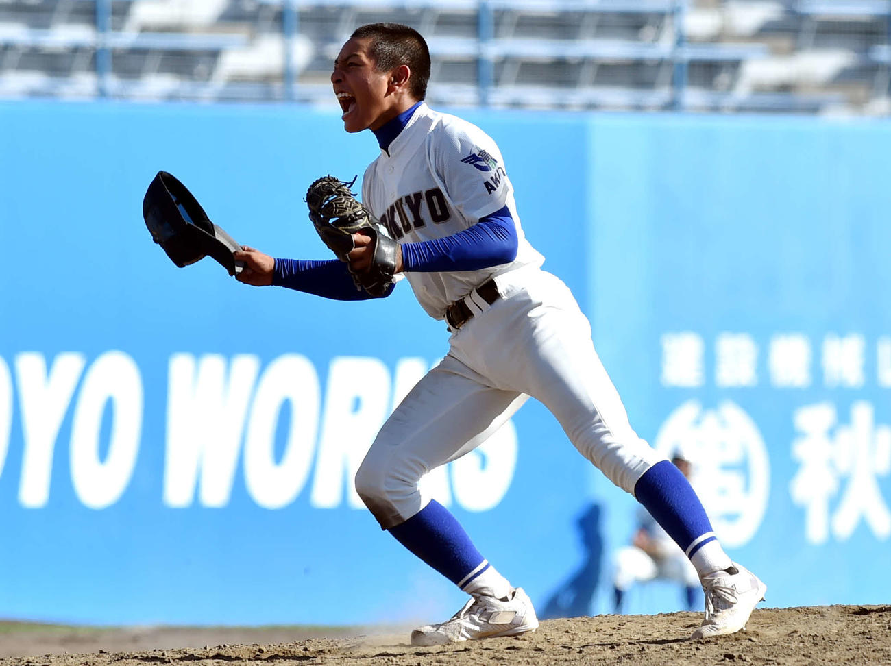 秋田北鷹対能代松陽　7回裏能代松陽2死二塁、三振でピンチを切り抜け、雄たけびを上げる秋田北鷹・佐藤（撮影・相沢孔志）