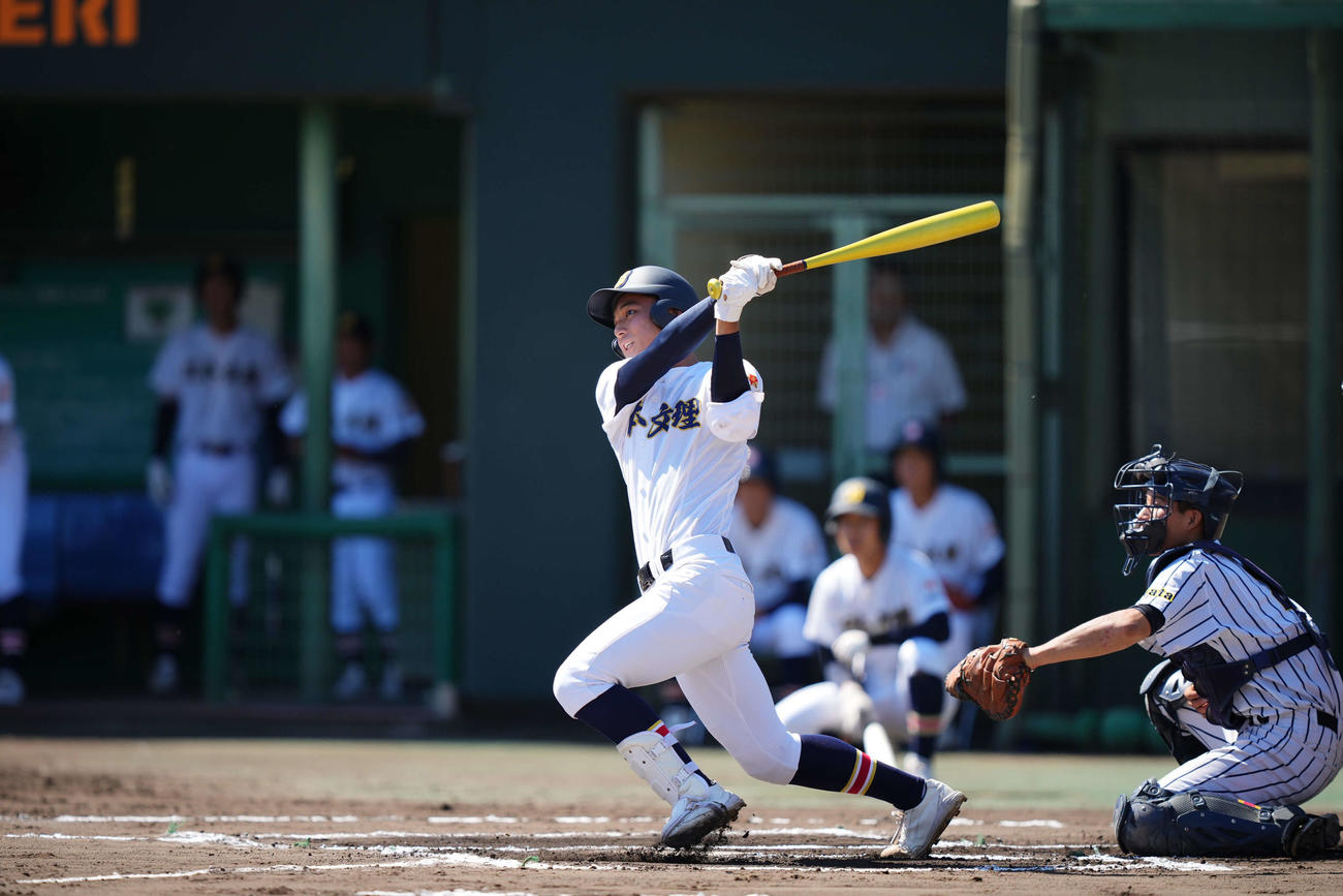 日本文理の1番本田が1回表に左翼に先頭打者本塁打を放つ